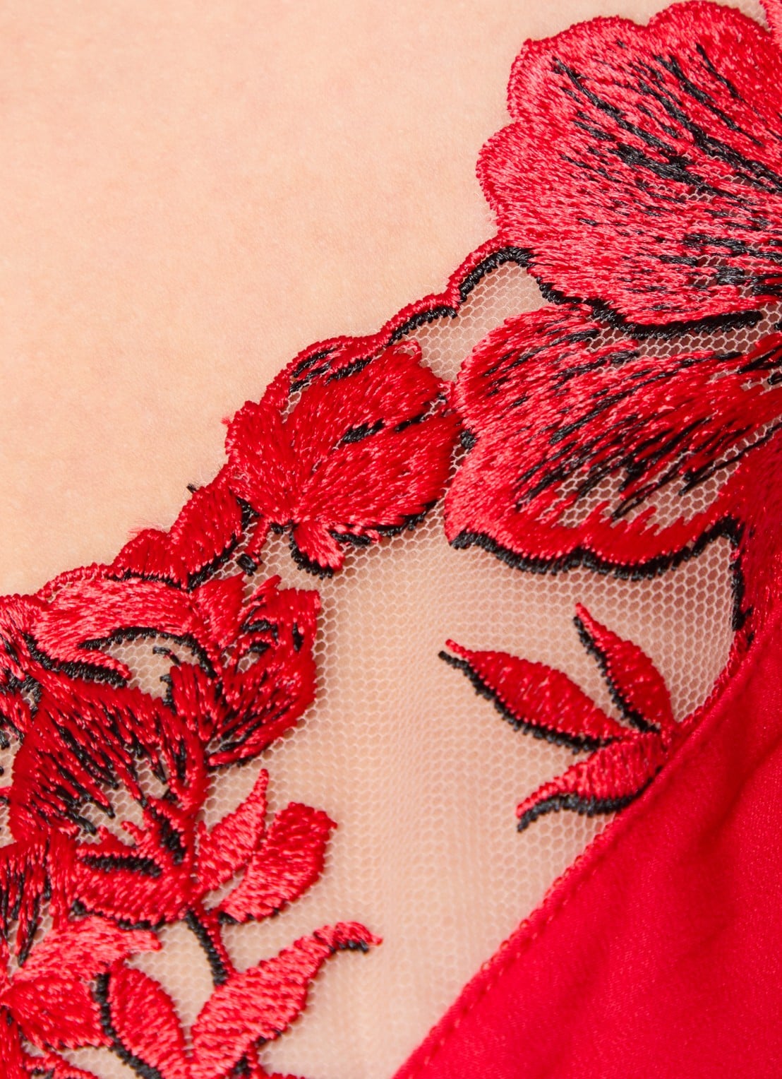 Bluebella Lavanya slipdress met bloemborduring - detail 2 rood