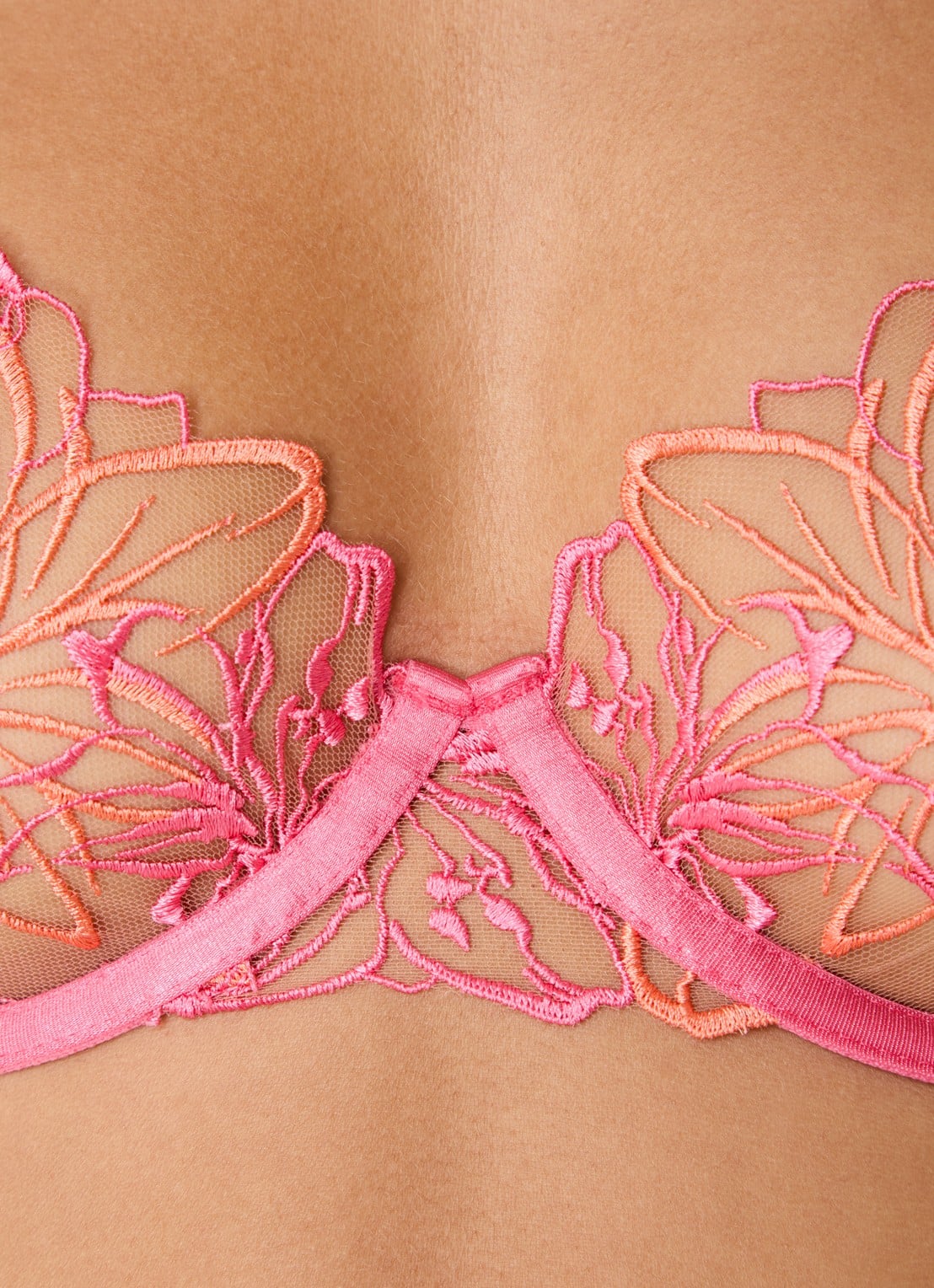 Bluebella Lily balconette bh van mesh met bloemborduring  - detail 2 koraalroze