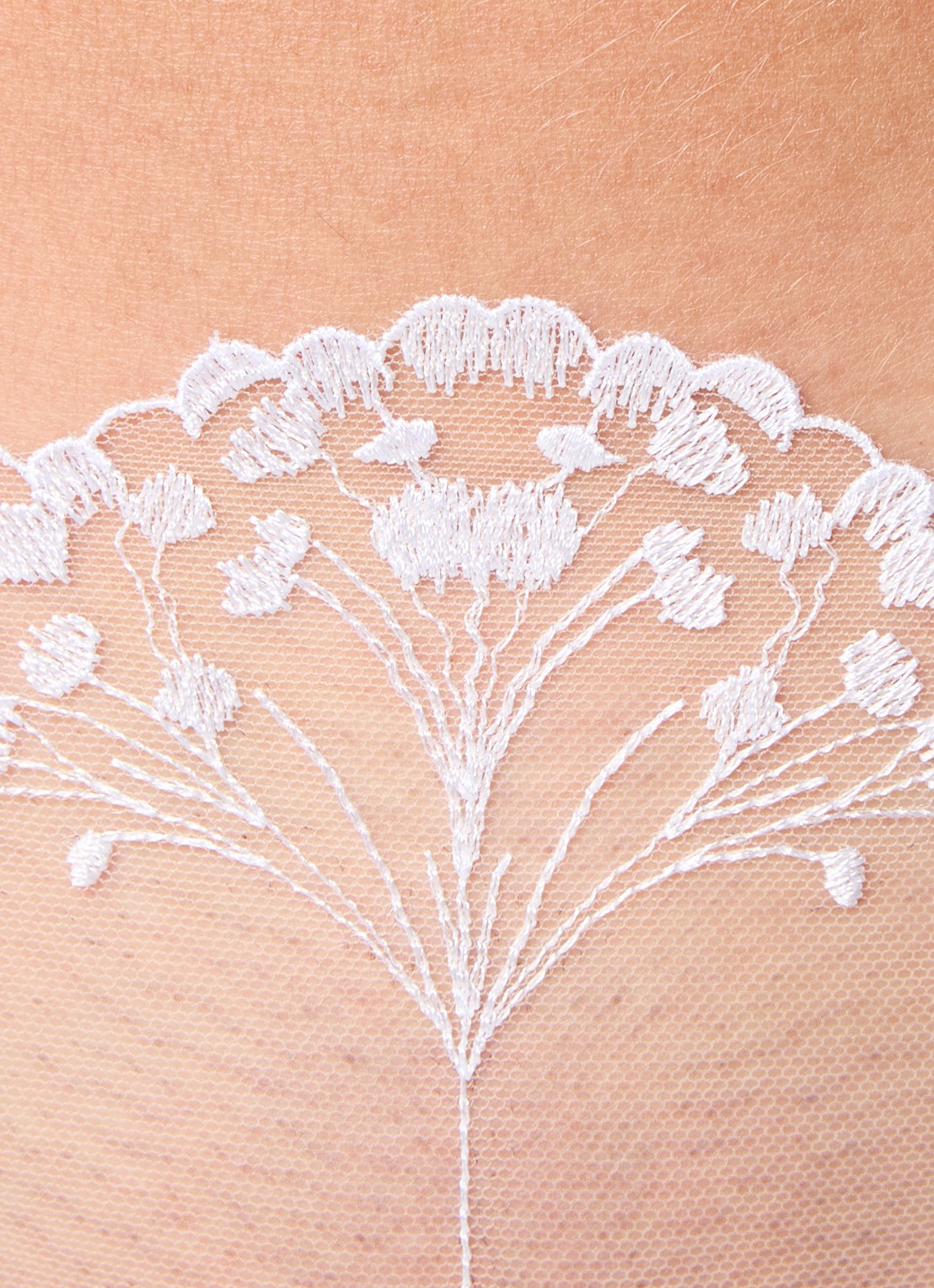 Bluebella Marisa string met borduring  - detail 2 wit