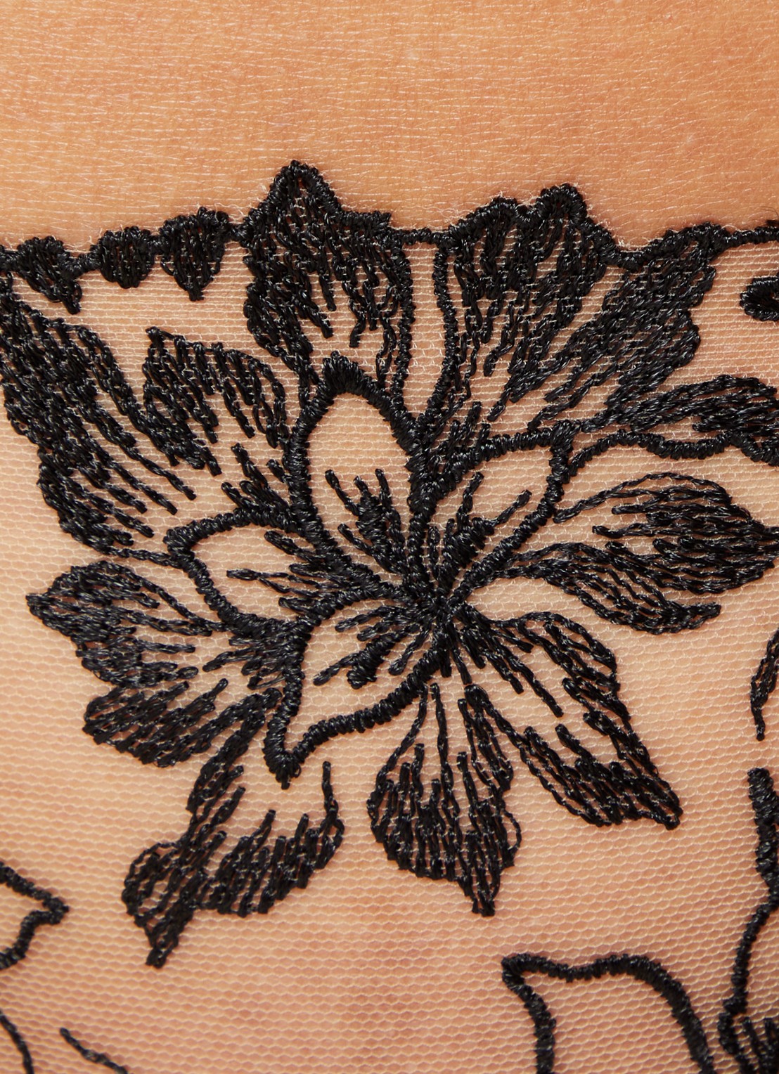 Bluebella Samara string van mesh met bloemborduring - detail 2 zwart