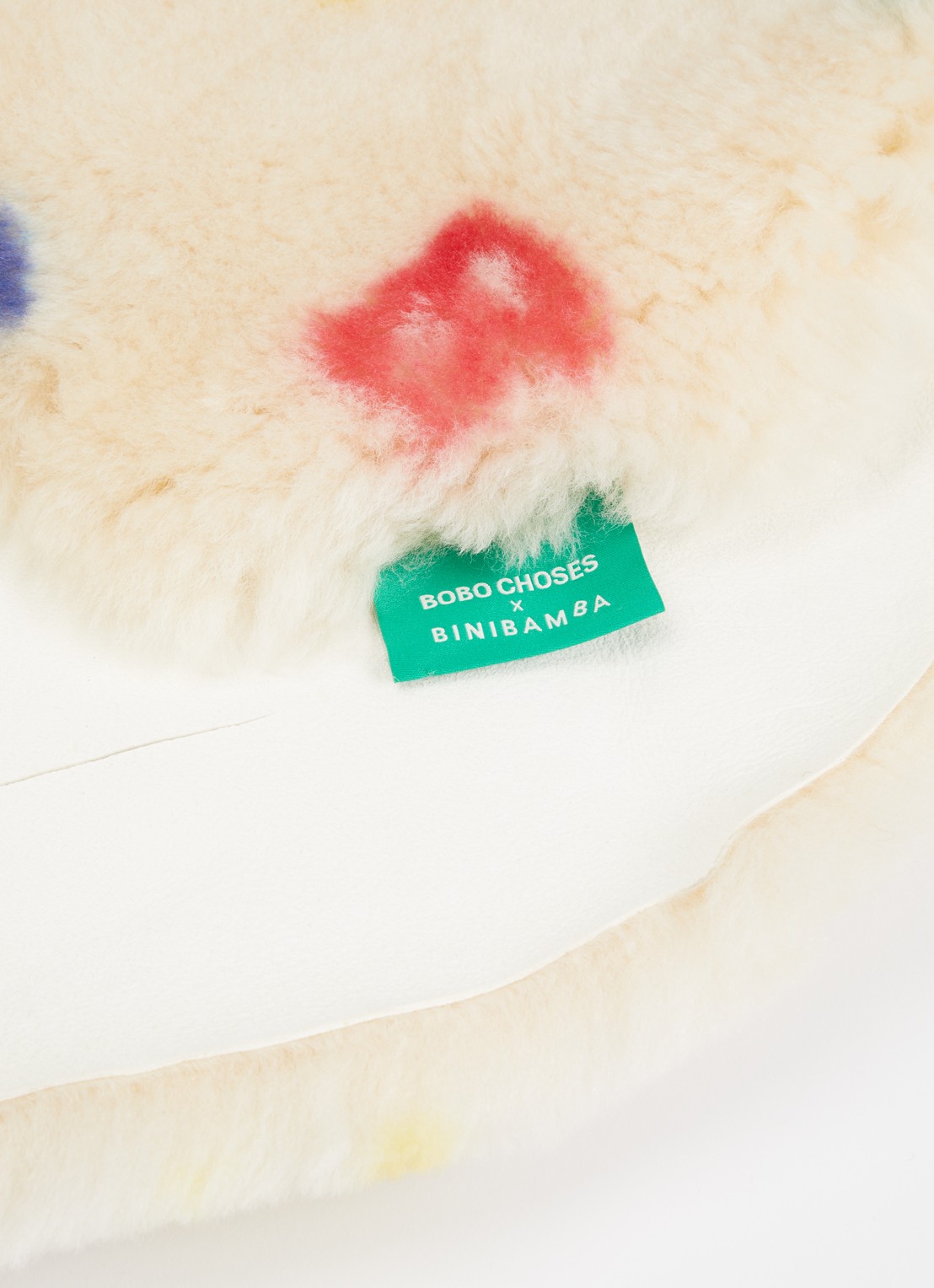 BOBO CHOSES Letterland Snuggler schapenvacht 70 x 50 cm - detail gebroken wit