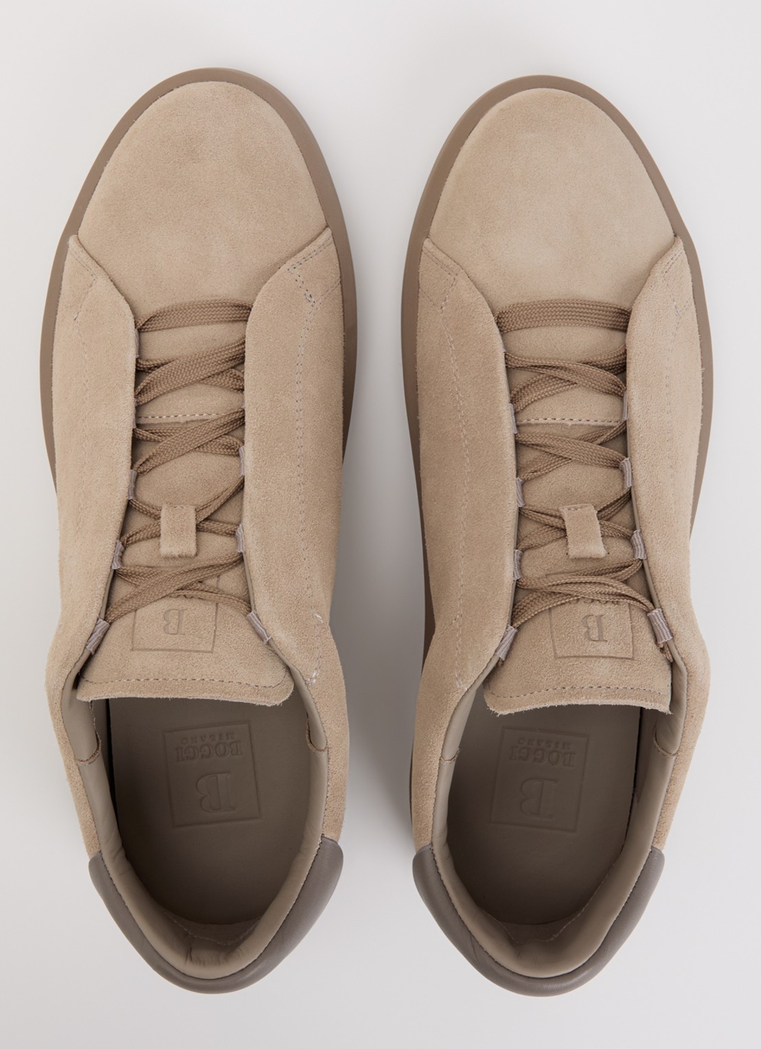 Boggi Milano Essence sneaker van suède met logo - detail 2 zand
