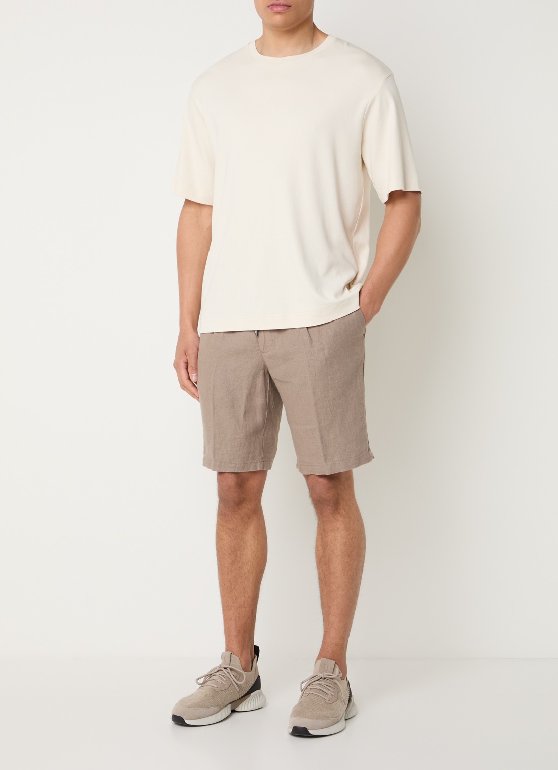 Boggi Milano Straight fit korte broek van linnen met steekzakken - voorkant 2 zand
