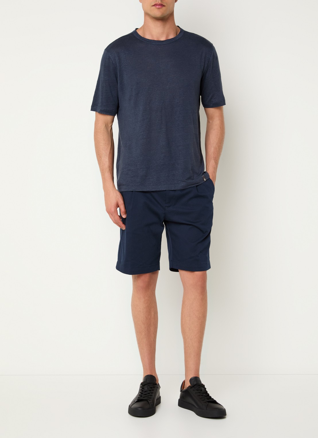 Boggi Milano T-shirt in linnenblend met ronde hals - voorkant 3 donkerblauw