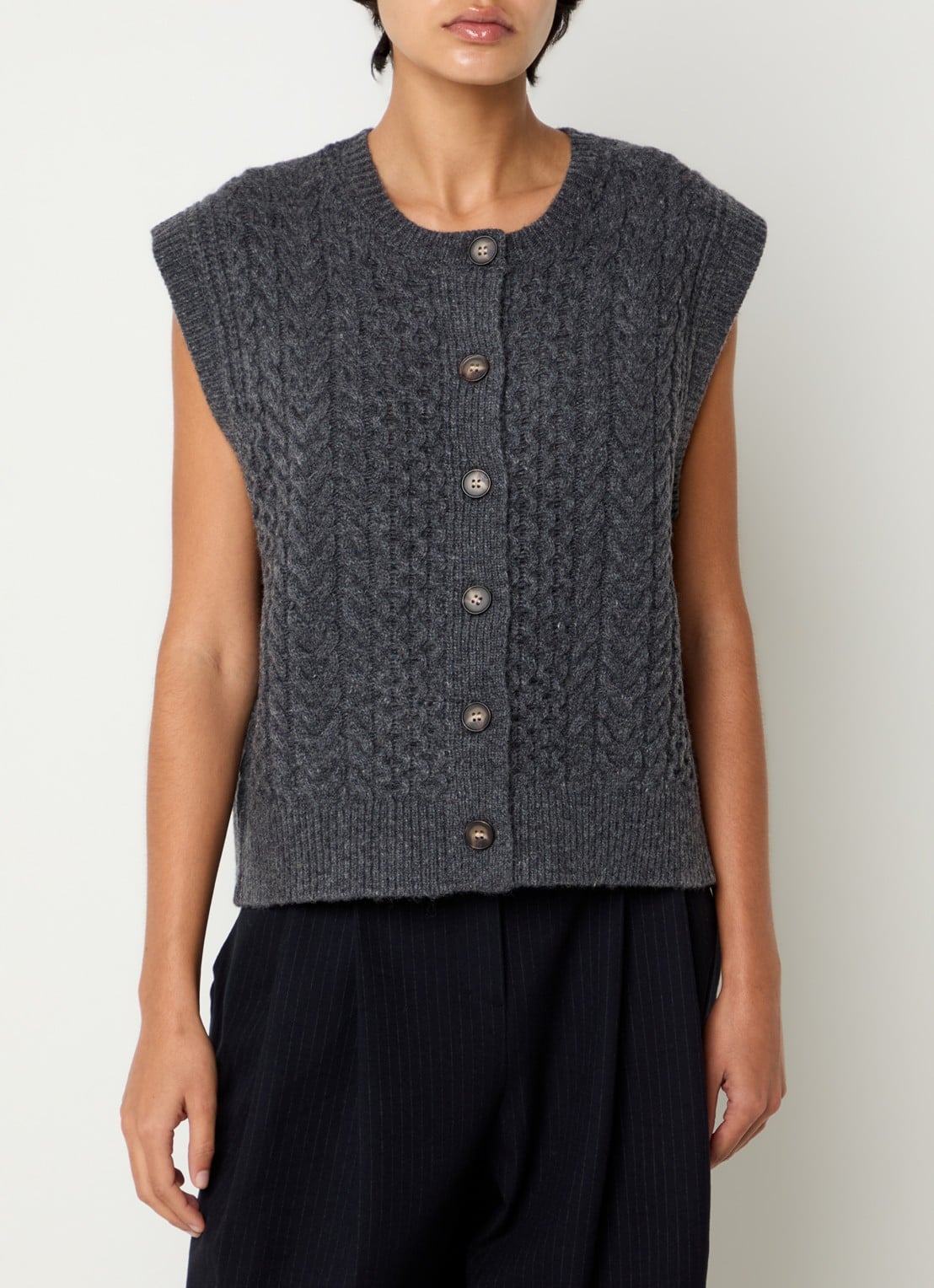 Boii Studios Alice kabelgebreide gilet in wolblend - detail 4 grijs