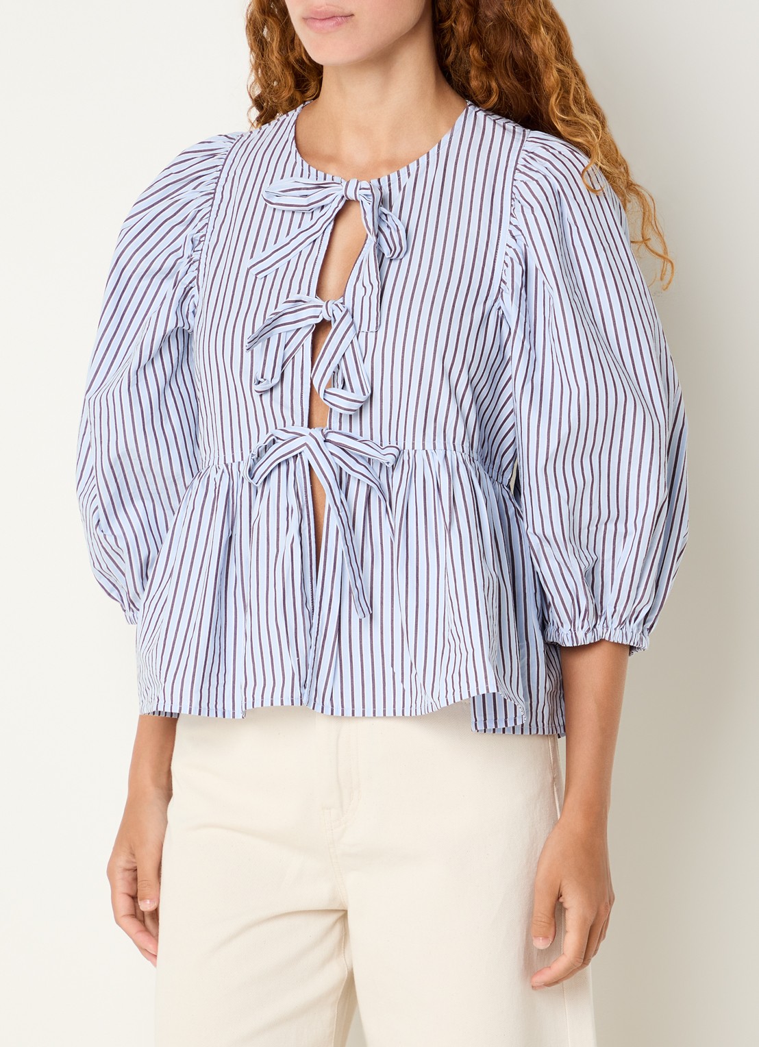 Boii Studios Blouse met cut-out detail en streepprint - detail 2 blauwgrijs
