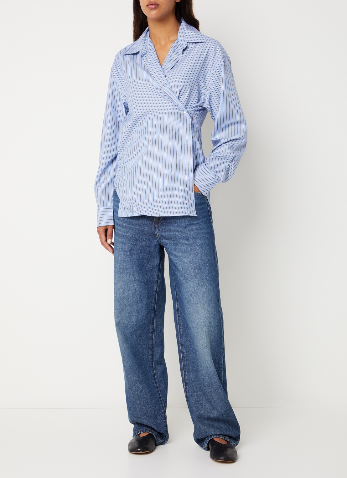 Boii Studios Diami blouse met overslag - voorkant 2 blauwgrijs