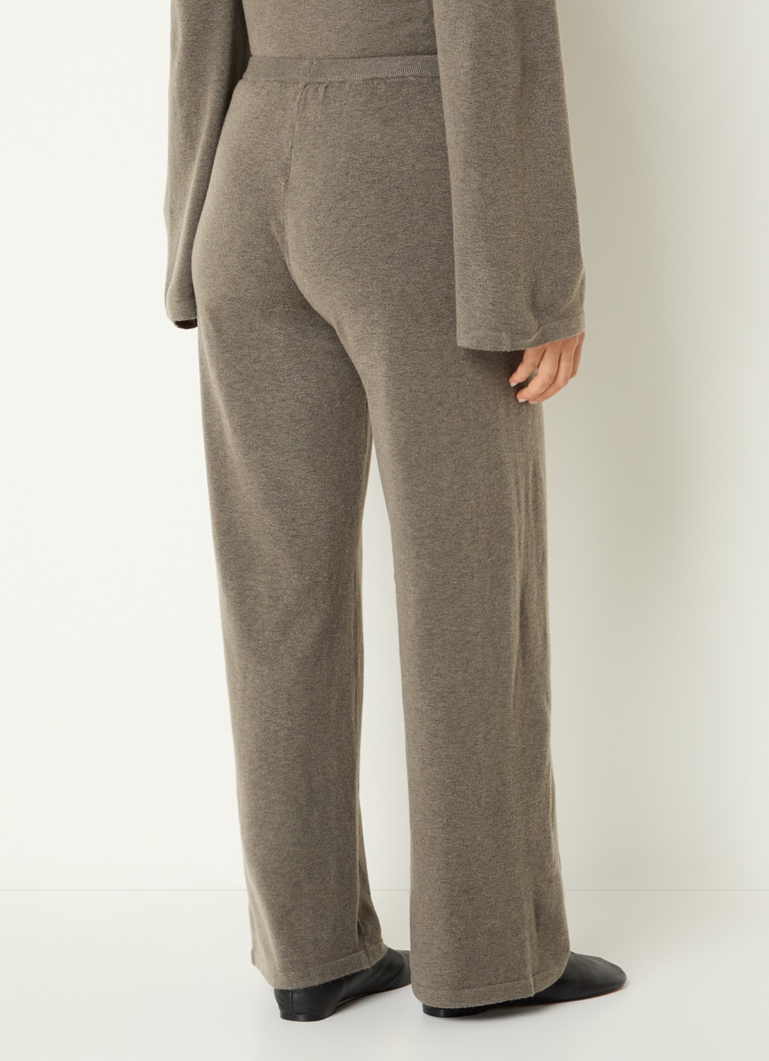 Boii Studios Geifa fijngebreide high waist straight fit broek - achterkant 3 lichtbruin