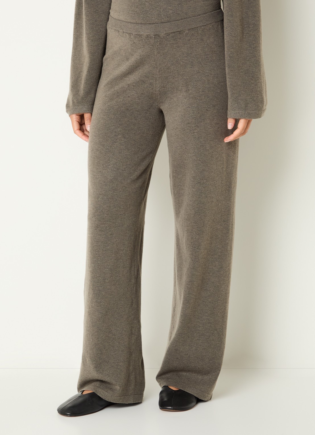 Boii Studios Geifa fijngebreide high waist straight fit broek - detail 4 lichtbruin