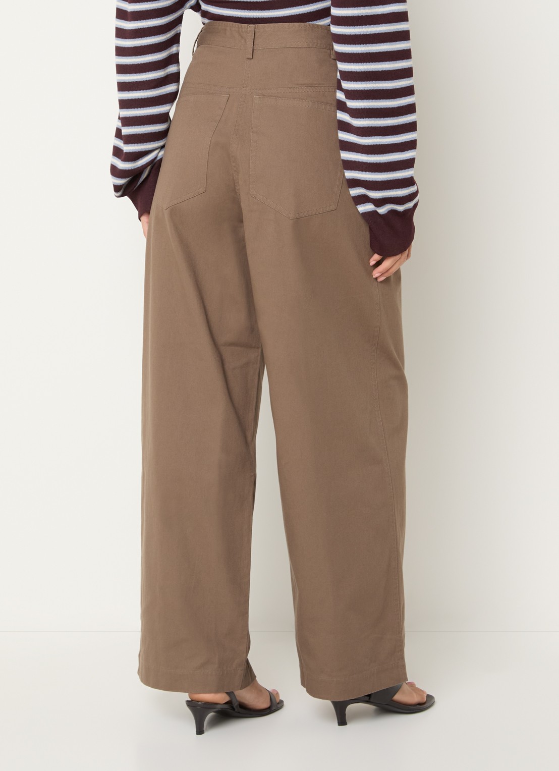 Boii Studios Julie high waist wide fit broek met steekzakken - achterkant 4 donkerbeige