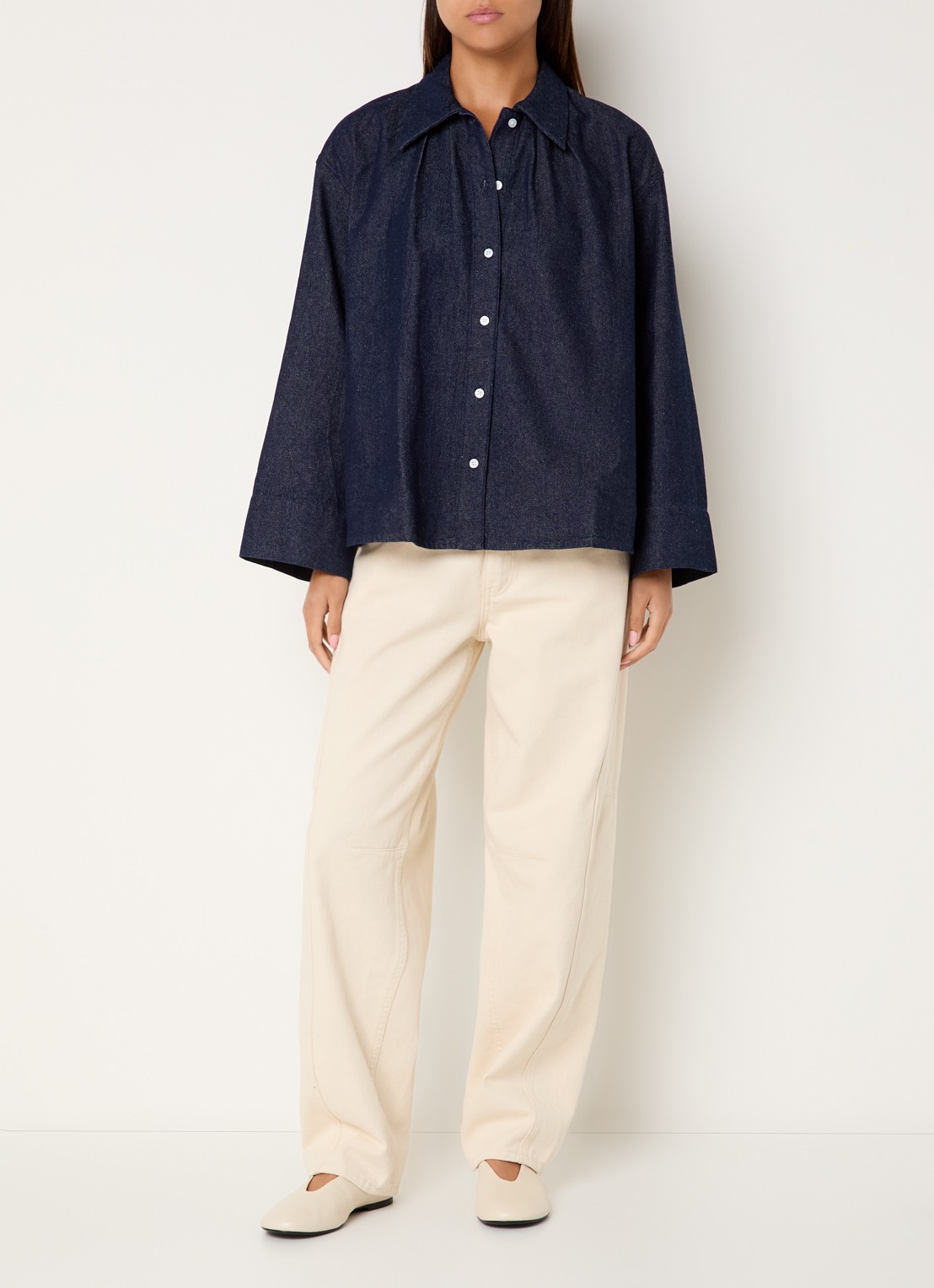 Boii Studios Tinsi oversized blouse van denim  - voorkant 4 jeans