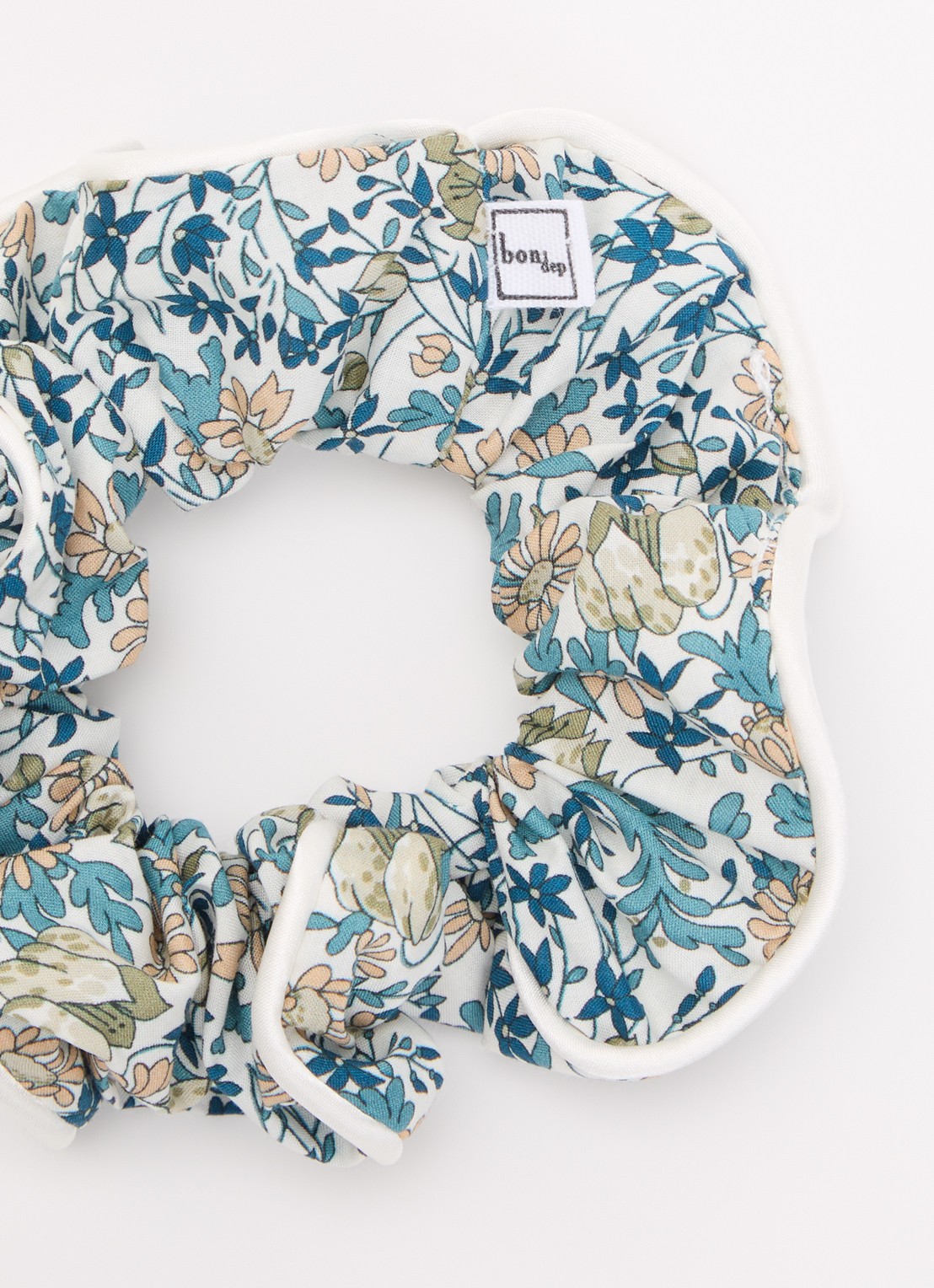 Bon Dep  Scrunchie met bloemenprint - voorkant 2 wit
