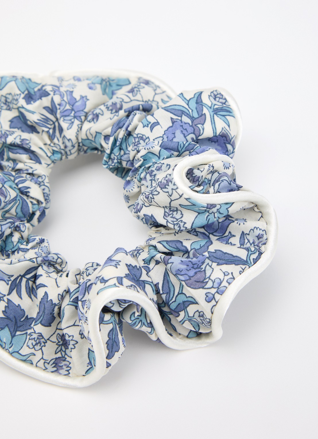 Bon Dep Scrunchie met bloemenprint  - detail blauw