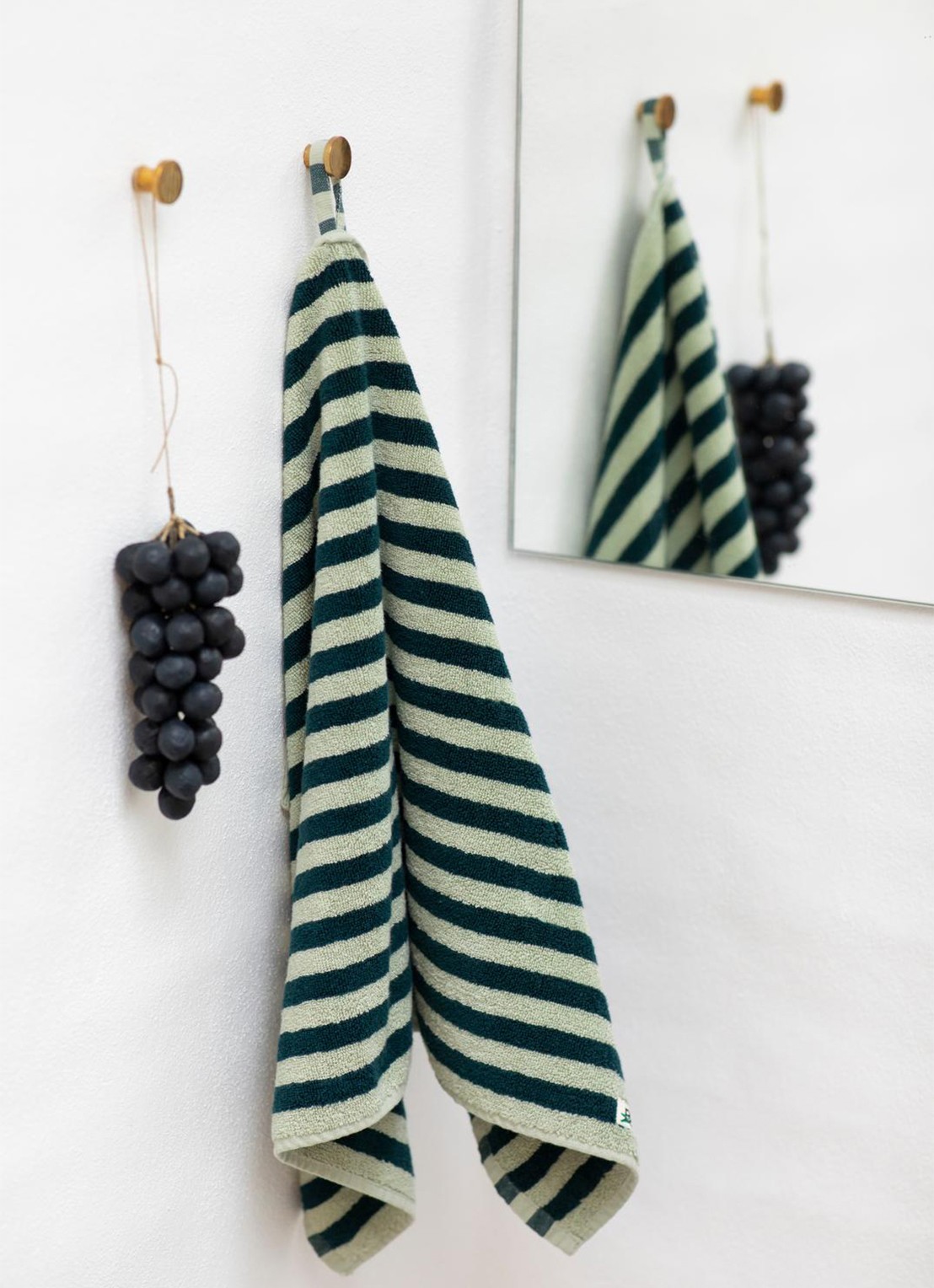 Bongusta Naram badhanddoek - 600 gr/m2 - 50 x 80 cm - detail donkergroen