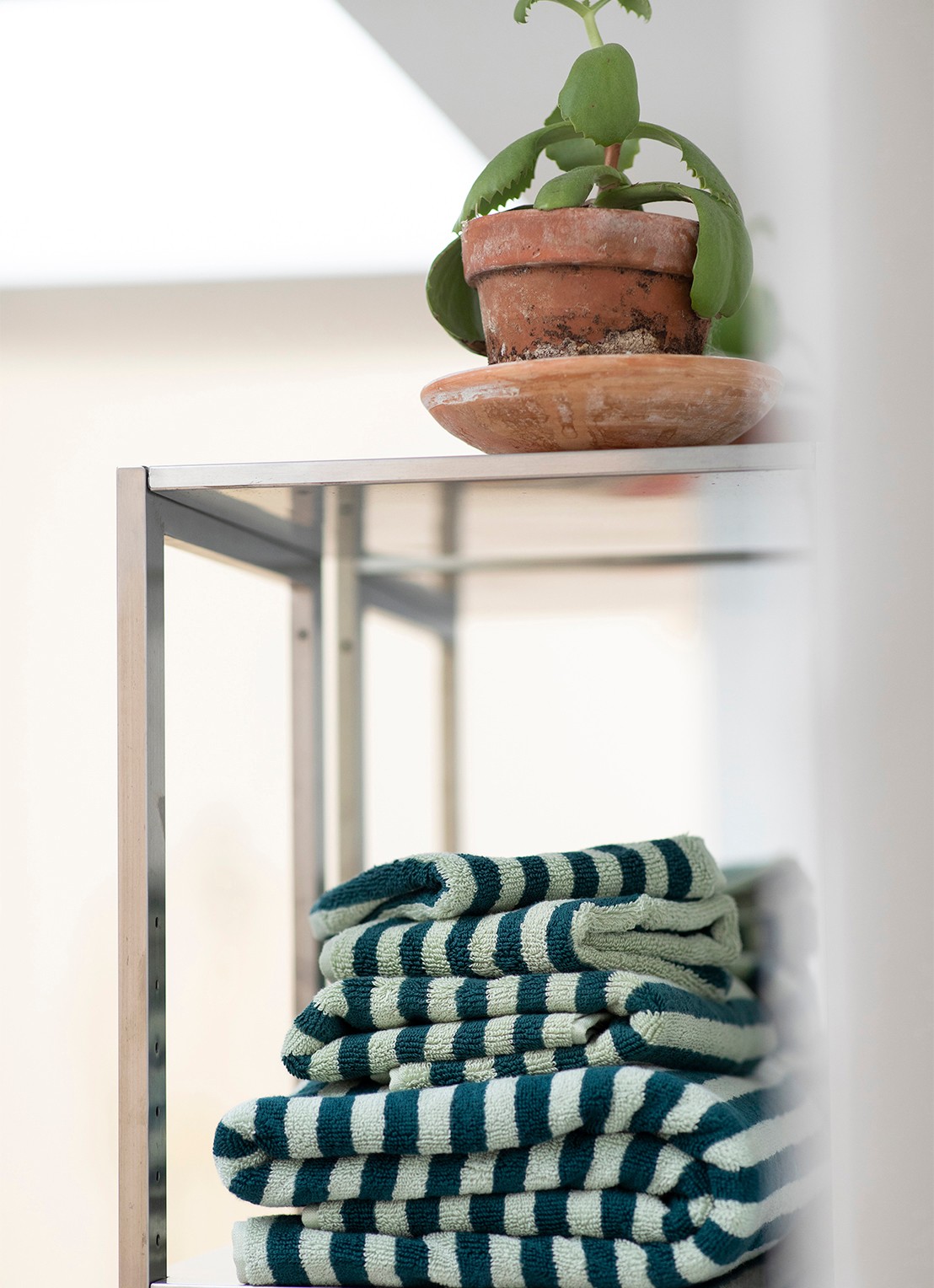 Bongusta Naram badhanddoek - 600 gr/m2 - 70 x 140 cm - detail 5 donkergroen