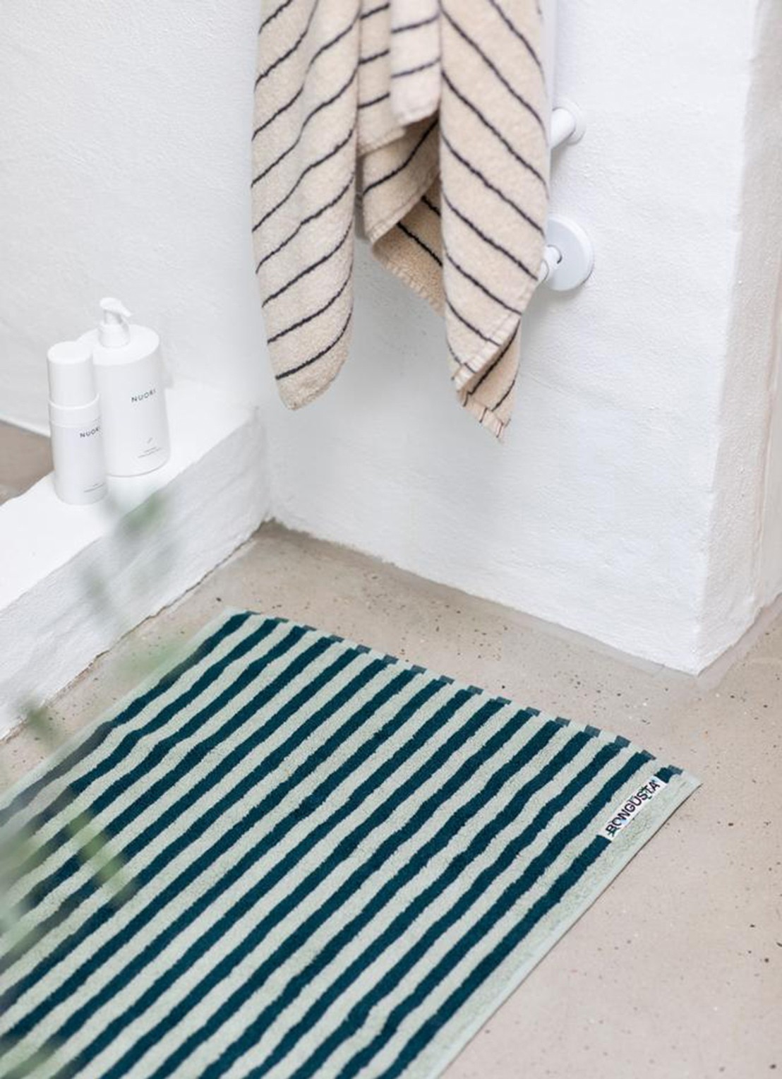 Bongusta Naram badmat 50 x 80 cm - voorkant 2 donkergroen