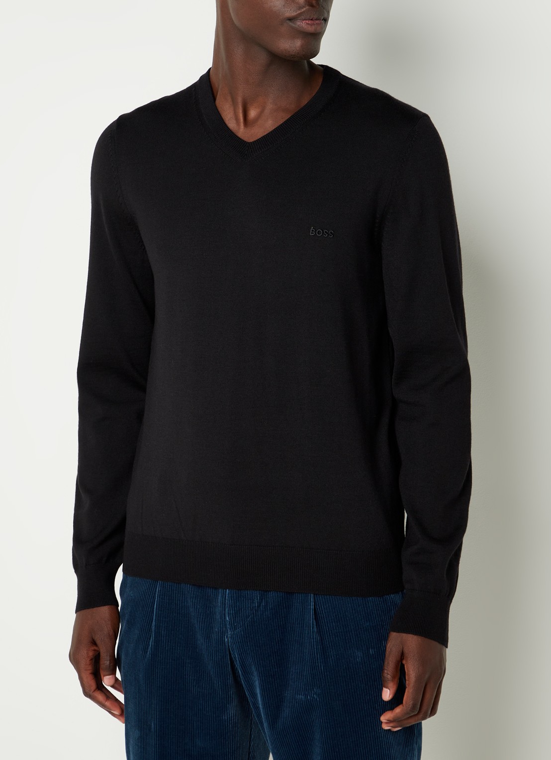 BOSS Baram fijngebreide pullover van scheerwol met V-hals - detail 2 zwart
