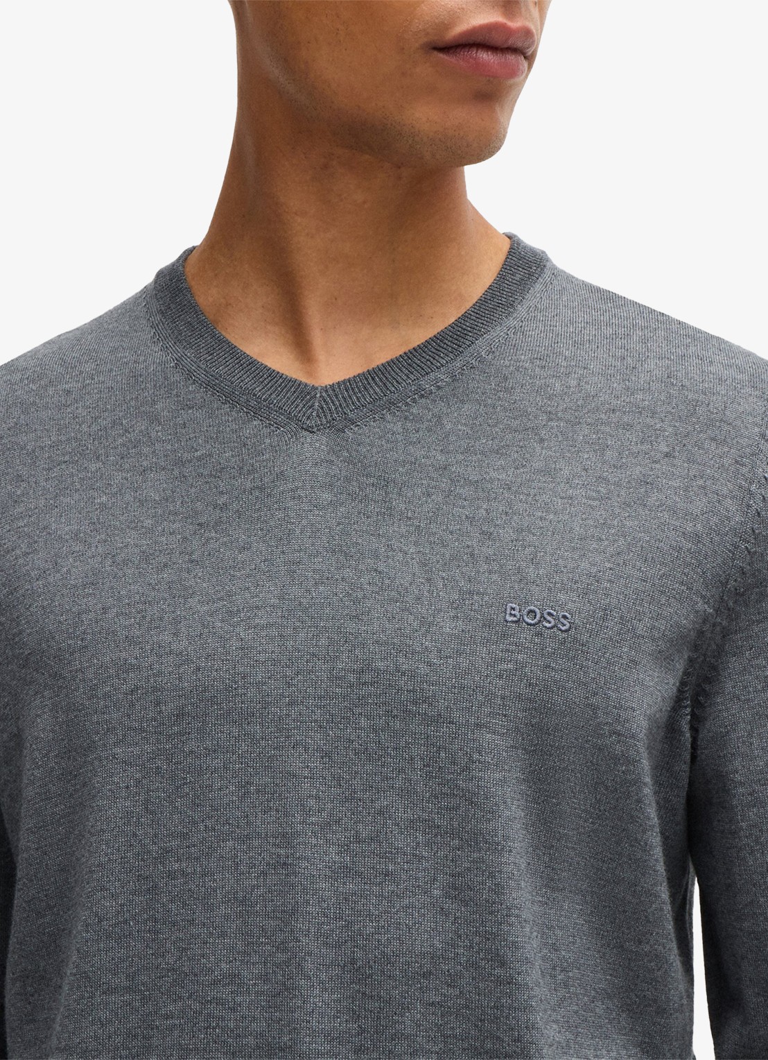 BOSS Baram fijngebreide pullover van scheerwol met V-hals - detail 5 middengrijs
