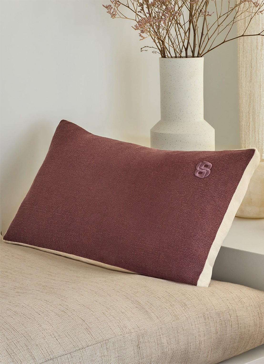 BOSS Clayton sierkussenhoes van linnen 31 x 55 cm - voorkant 4 donkerbruin