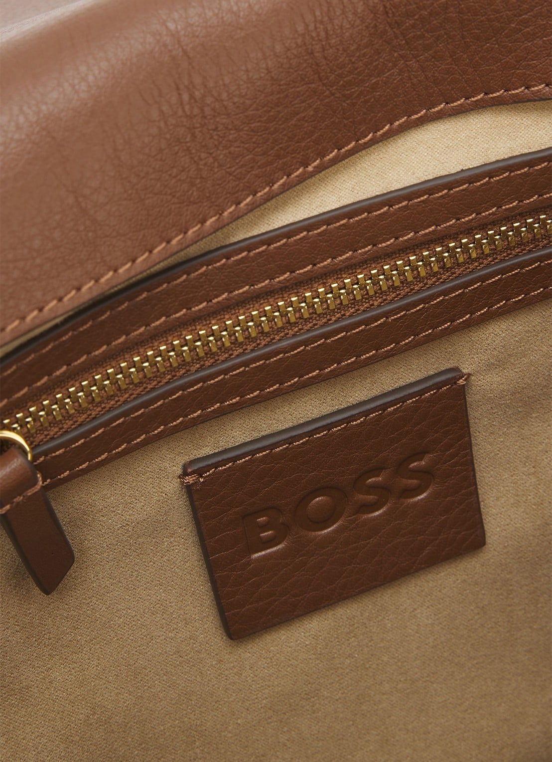 BOSS Crossbodytas van suède met logo  - detail donkerbruin