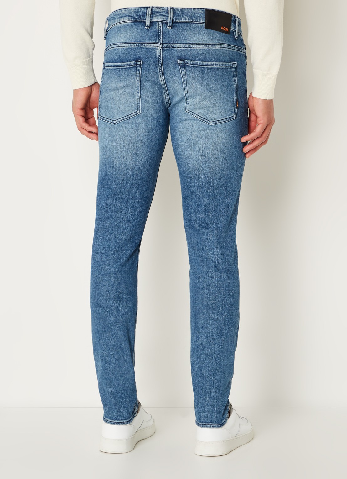 BOSS Delano slim tapered jeans met medium wassing - achterkant indigo
