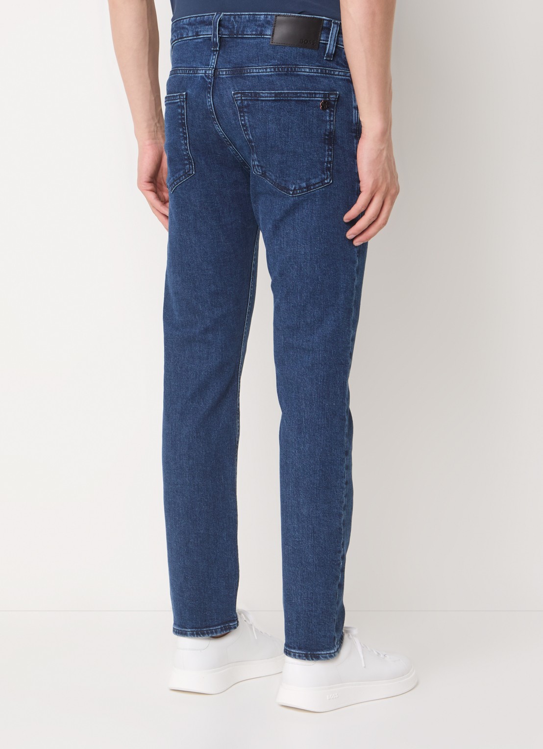 BOSS Delaware slim fit jeans met donkere wassing - achterkant 5 indigo