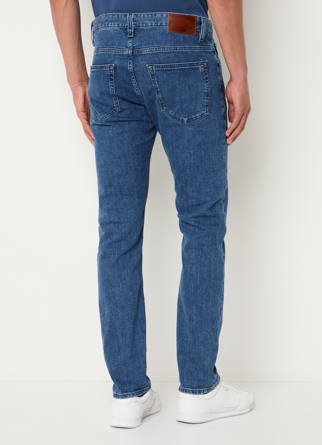 BOSS Delaware slim fit jeans met donkere wassing - achterkant 5 indigo