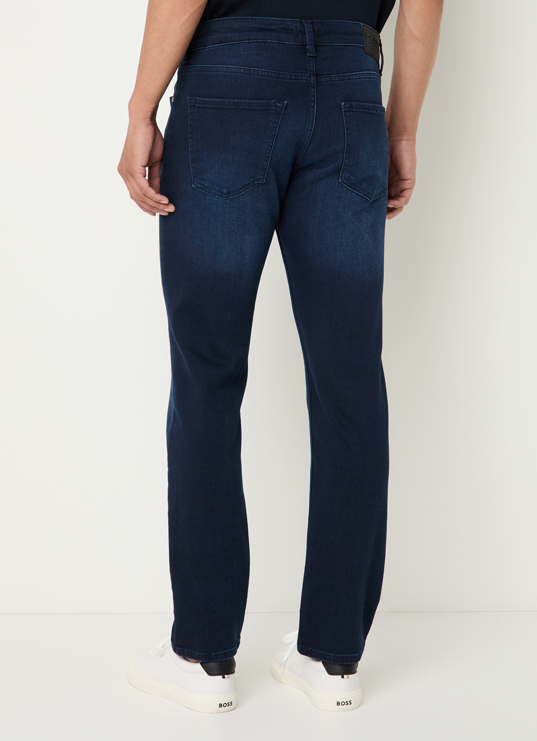 BOSS Delaware slim fit jeans met donkere wassing - achterkant indigo