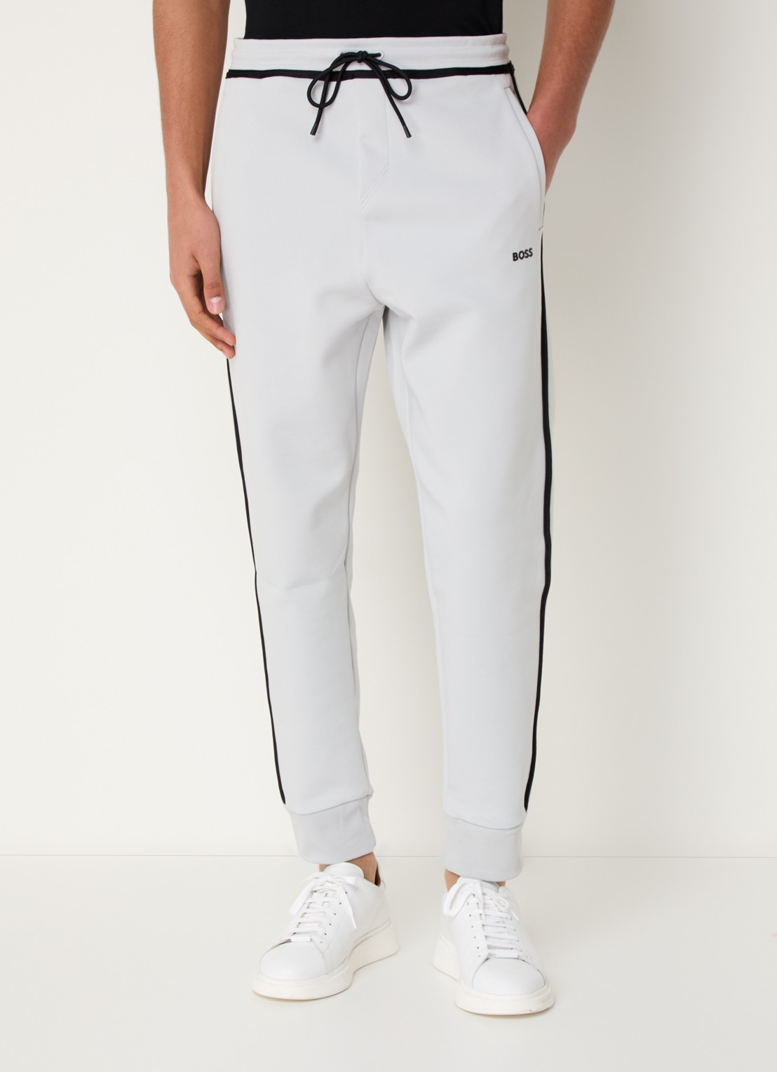 BOSS Hadiko Tape tapered fit joggingbroek met steekzakken - detail 2 lichtgrijs