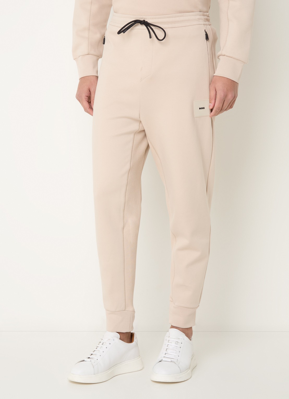 BOSS Hadiko tapered fit joggingbroek met logo - detail beige