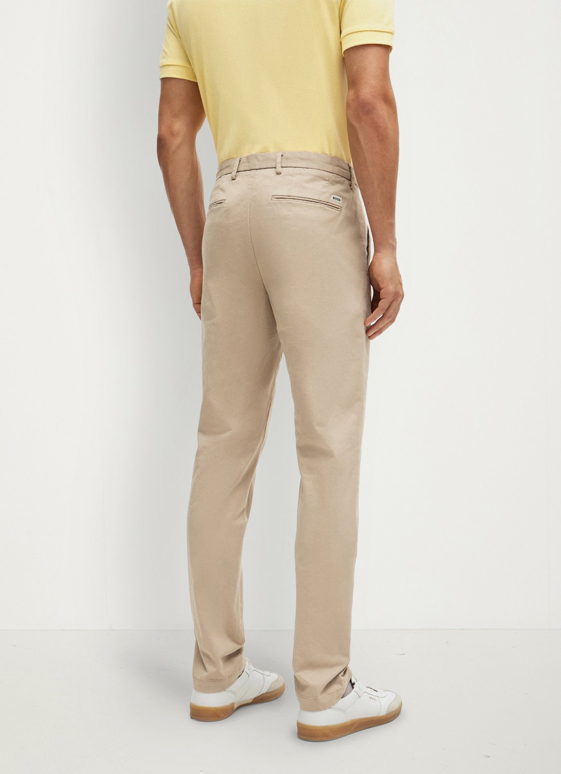 BOSS Kaito slim fit chino met steekzakken - achterkant donkerbeige