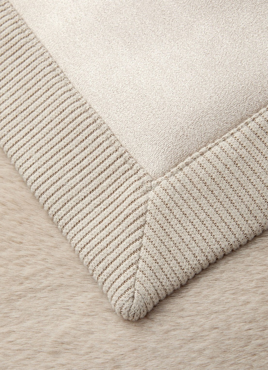 BOSS Kalder plaid 140 x 160 cm - achterkant 2 beige