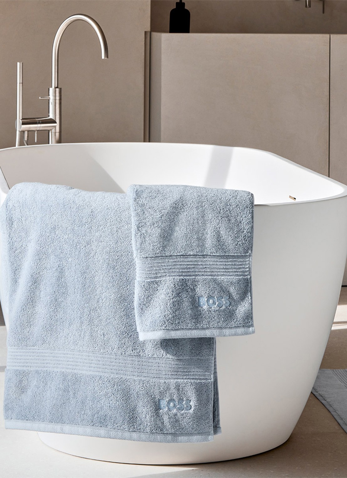 BOSS Loft badhanddoek - 700g/m² - 50 x 100 cm  - voorkant 2 lichtblauw