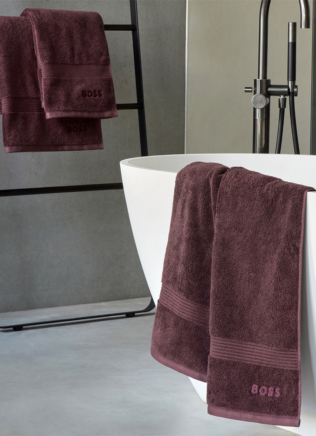 BOSS Loft badhanddoek - 700g/m² - 70 x 140 cm  - detail donkerbruin
