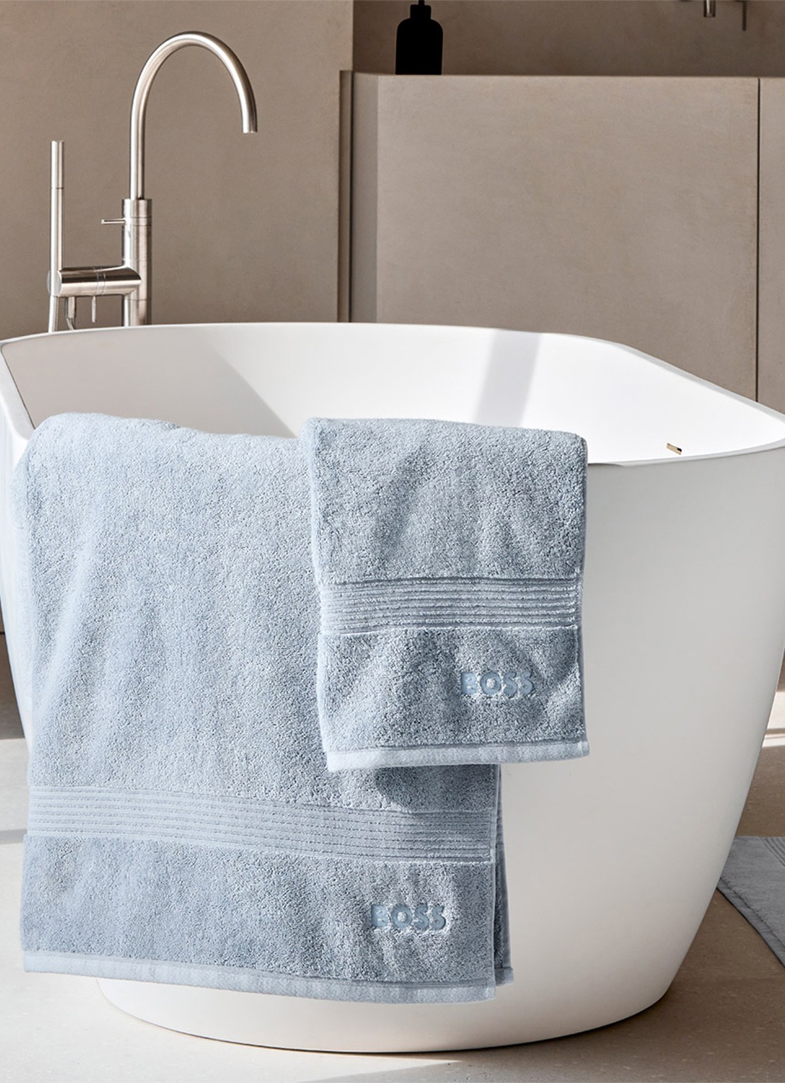 BOSS Loft badhanddoek - 700g/m² - 70 x 140 cm  - voorkant 2 lichtblauw