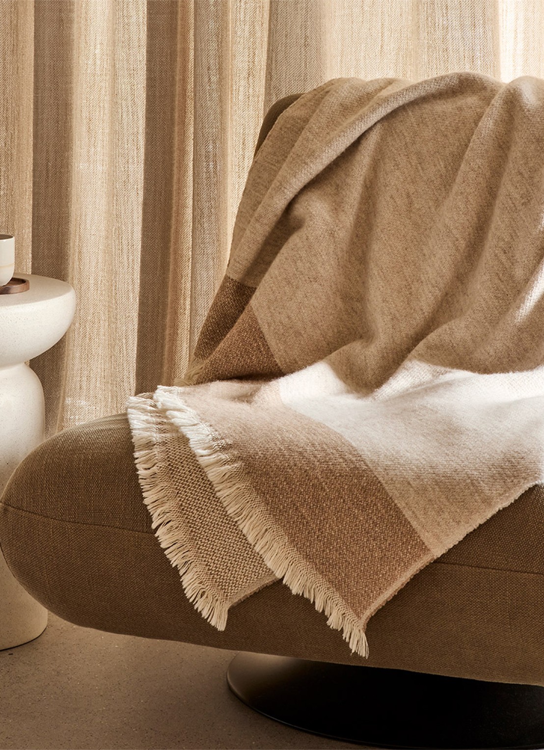 BOSS Loop plaid in wolblend 130 x 170 cm - achterkant beige