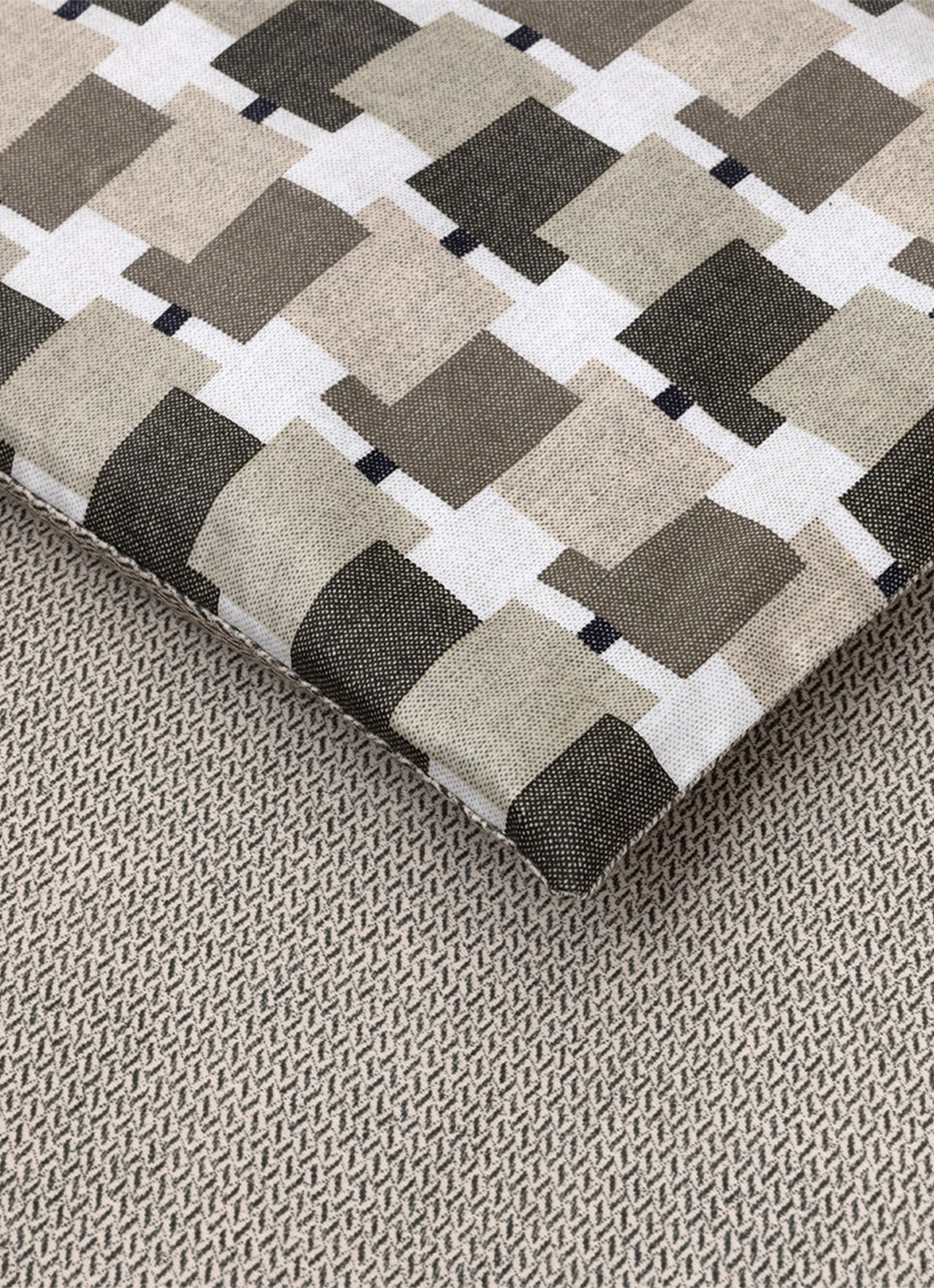 BOSS Lucio dekbedovertrek - exclusief kussenslopen - voorkant 2 beige
