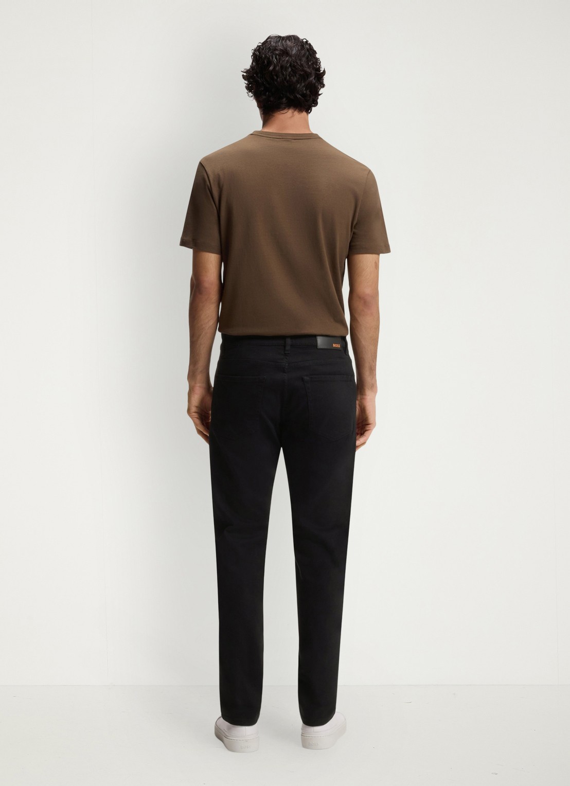 BOSS Maine straight fit jeans met gekleurde wassing  - achterkant zwart