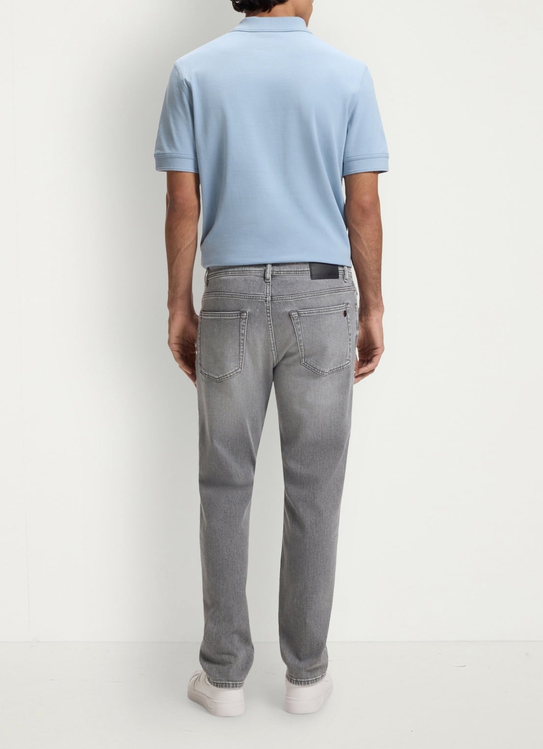 BOSS Maine straight fit jeans met gekleurde wassing - achterkant grijs