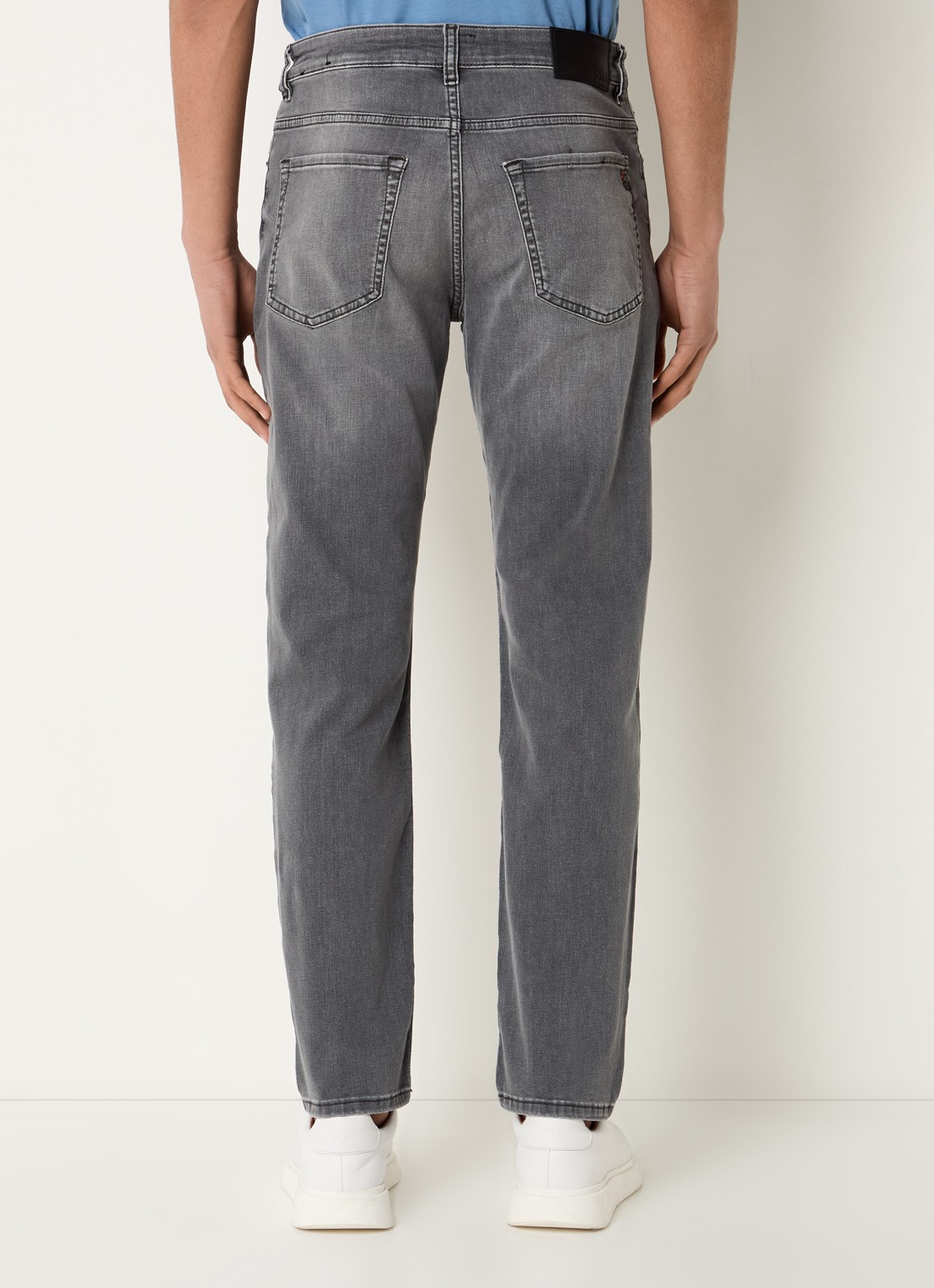 BOSS Maine tapered fit jeans met gekleurde wassing - achterkant grijs