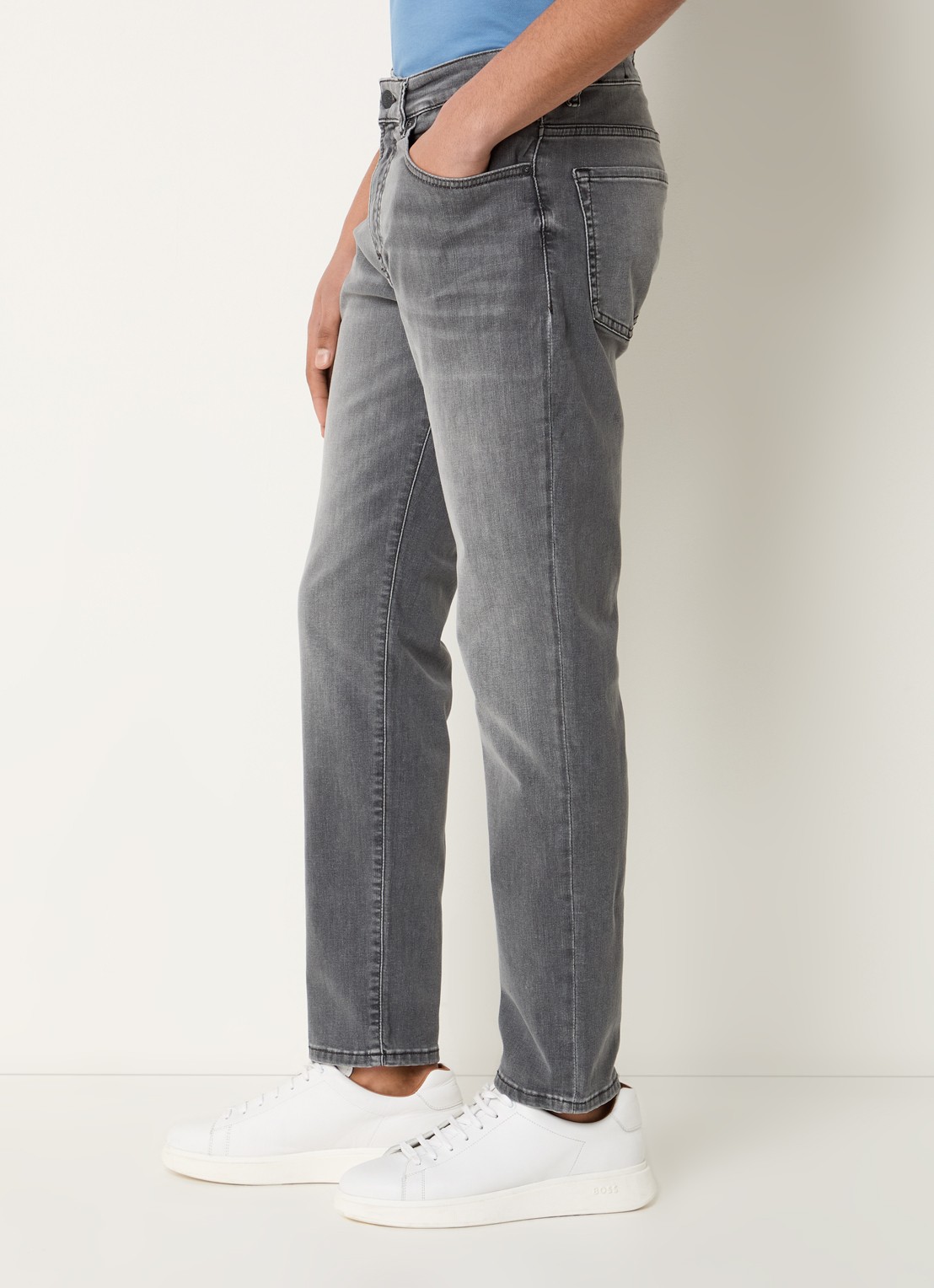 BOSS Maine tapered fit jeans met gekleurde wassing - detail 3 grijs