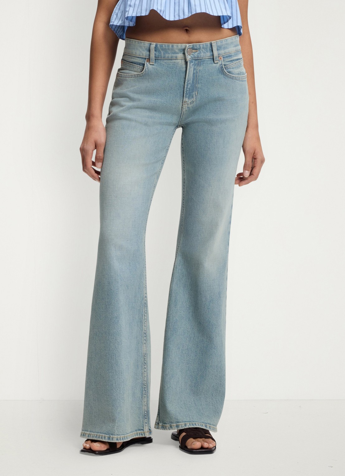 BOSS Mid waist flared jeans met lichte wassing  - detail indigo