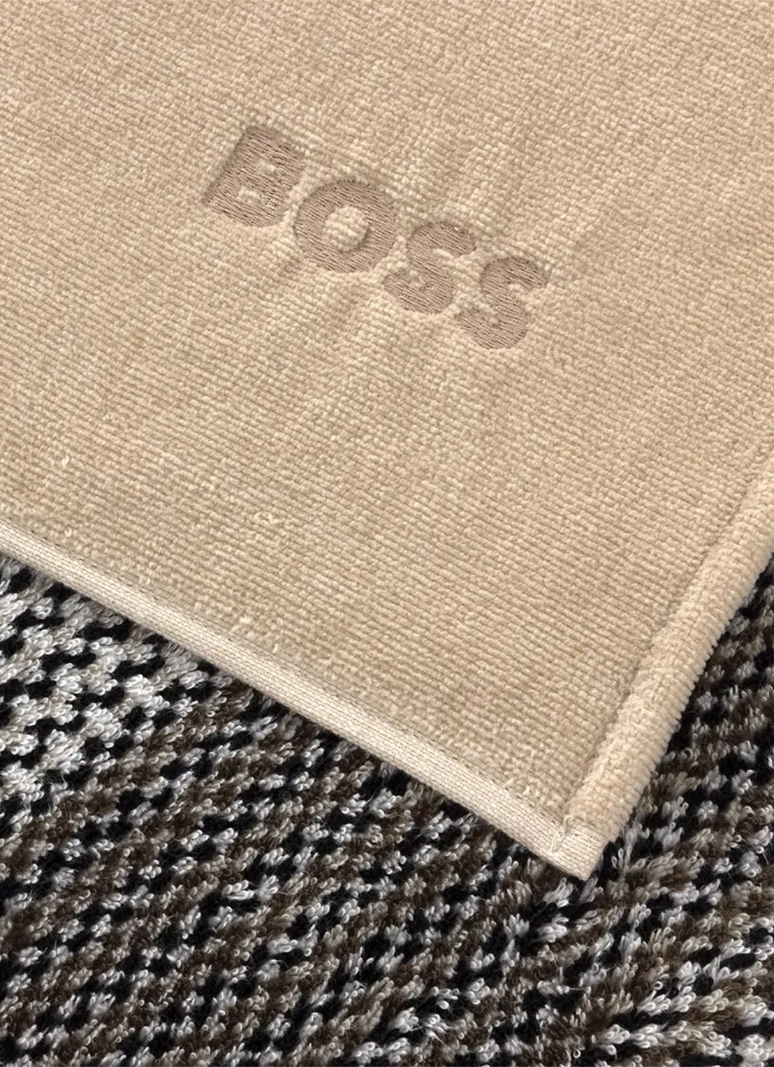 BOSS Modernis badhanddoek 55 x 90 cm - voorkant 2 beige