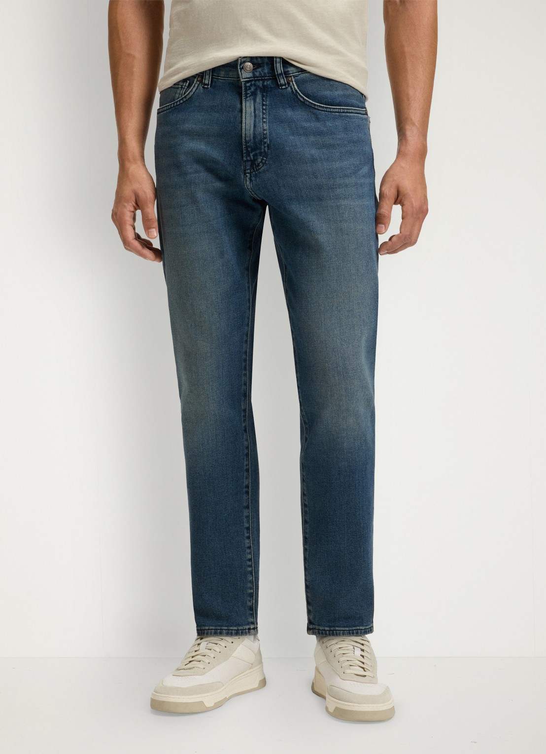 BOSS Onyx tapered jeans met medium wassing - detail indigo