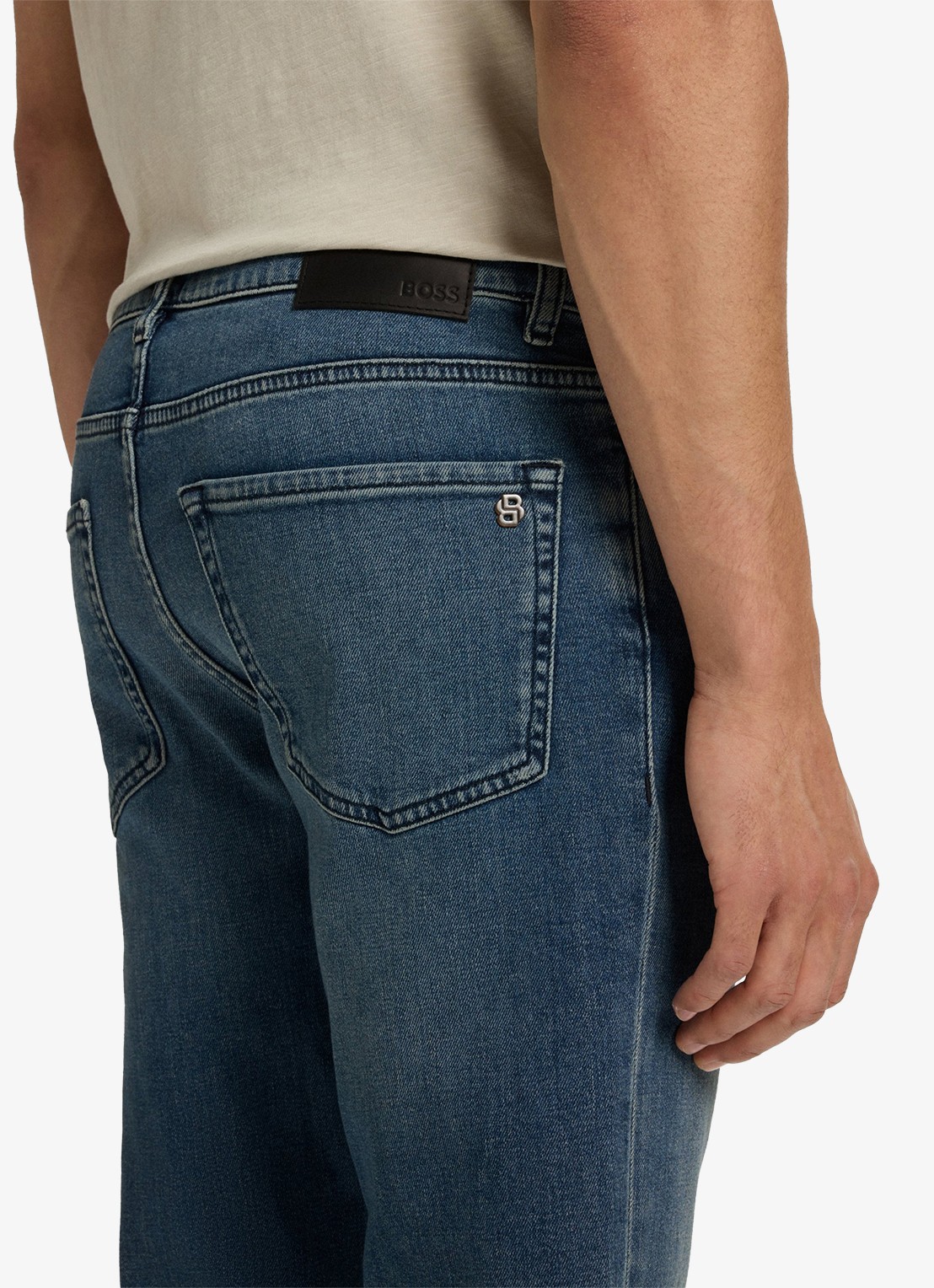 BOSS Onyx tapered jeans met medium wassing - detail 2 indigo