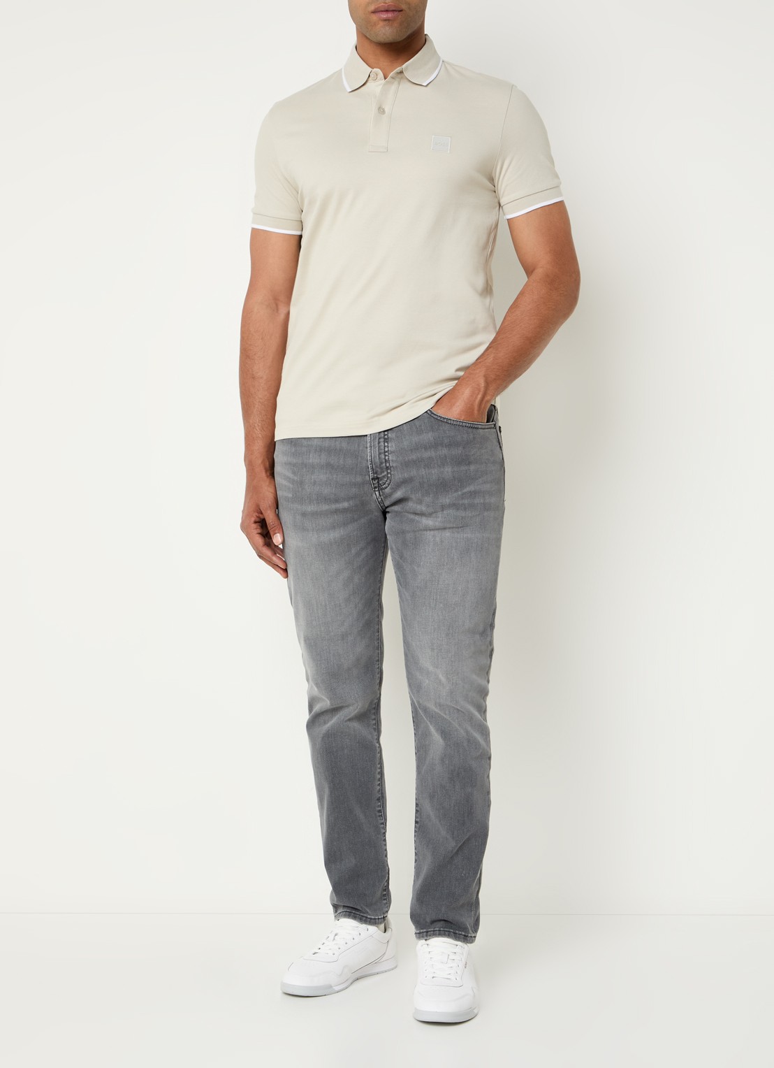 BOSS Passertip slim fit polo van piqué katoen met logo - voorkant 3 zand