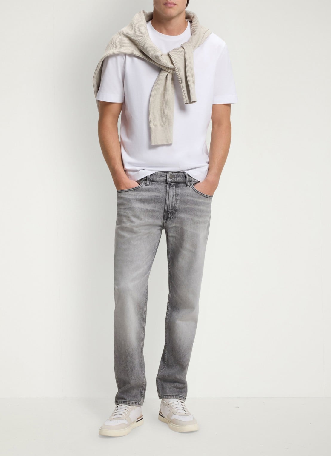 BOSS Regular fit jeans met steekzakken - voorkant 2 light/pastel grey-055 / grijs