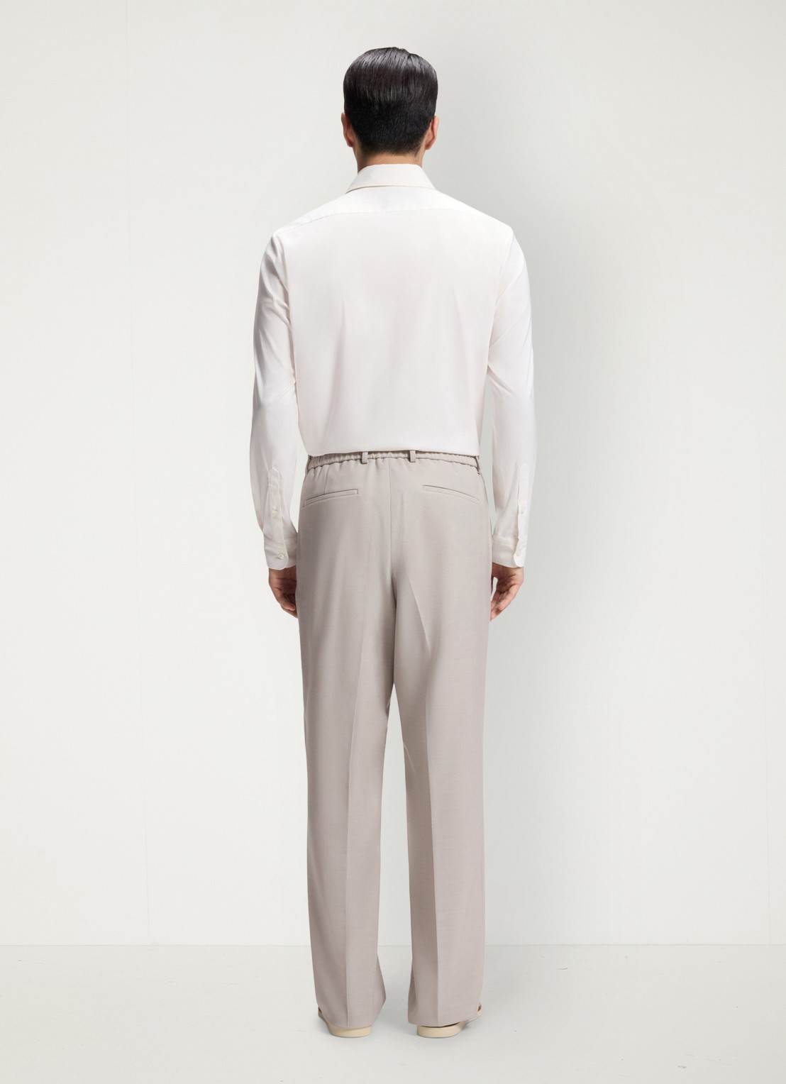 BOSS Relaxed fit broek van scheerwol - achterkant beige