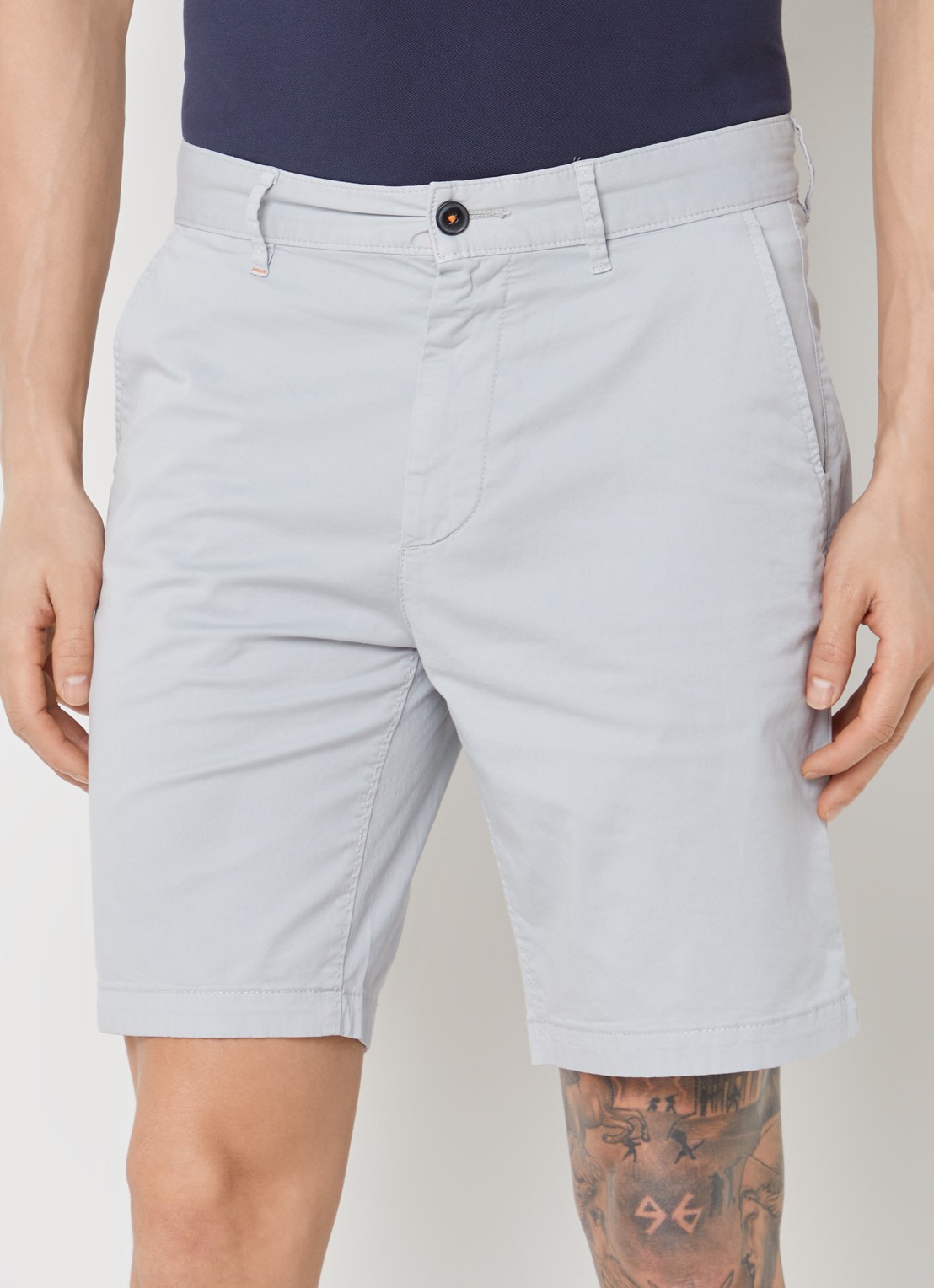 BOSS Slim fit korte chino met steekzakken - detail lichtgrijs