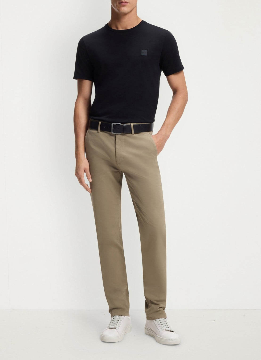 BOSS Slim-fit satijnen chino van stretchkatoen - voorkant 2 light/pastel brown-239 / bruin